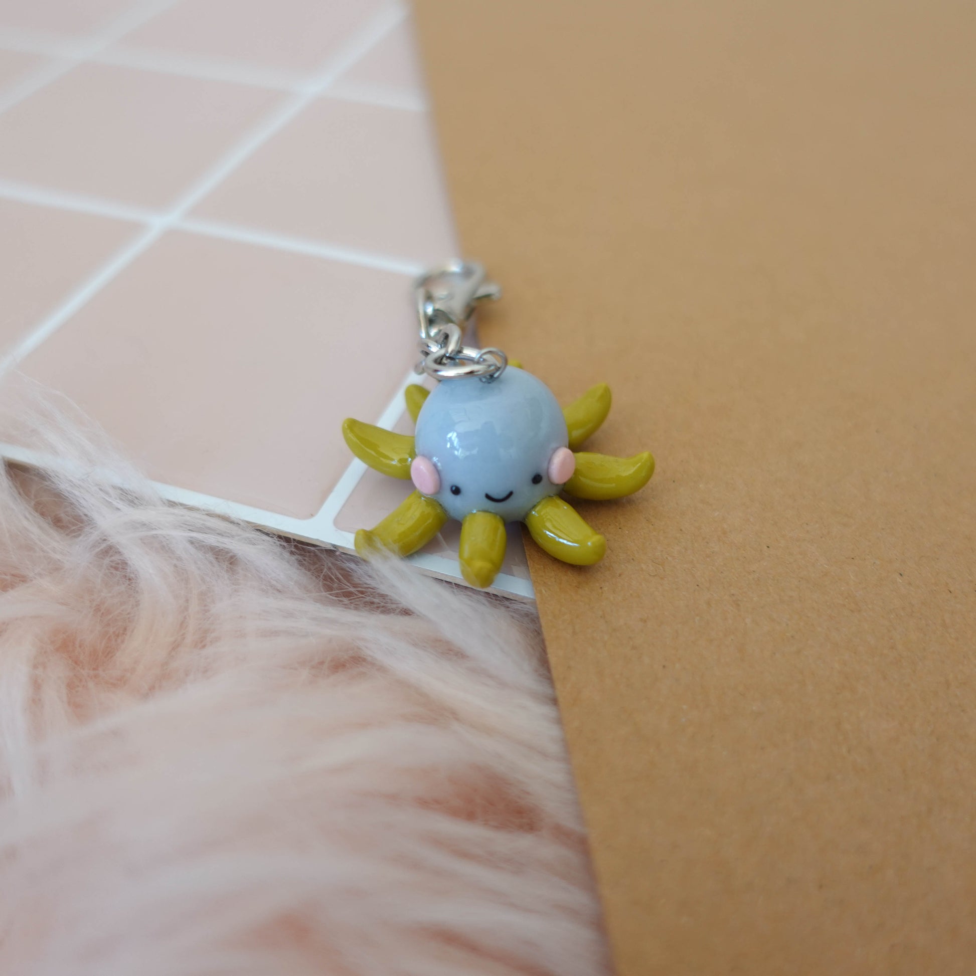 Charming octopus keychain that combines artistry and playful design, bringing seaside vibes to your accessories.