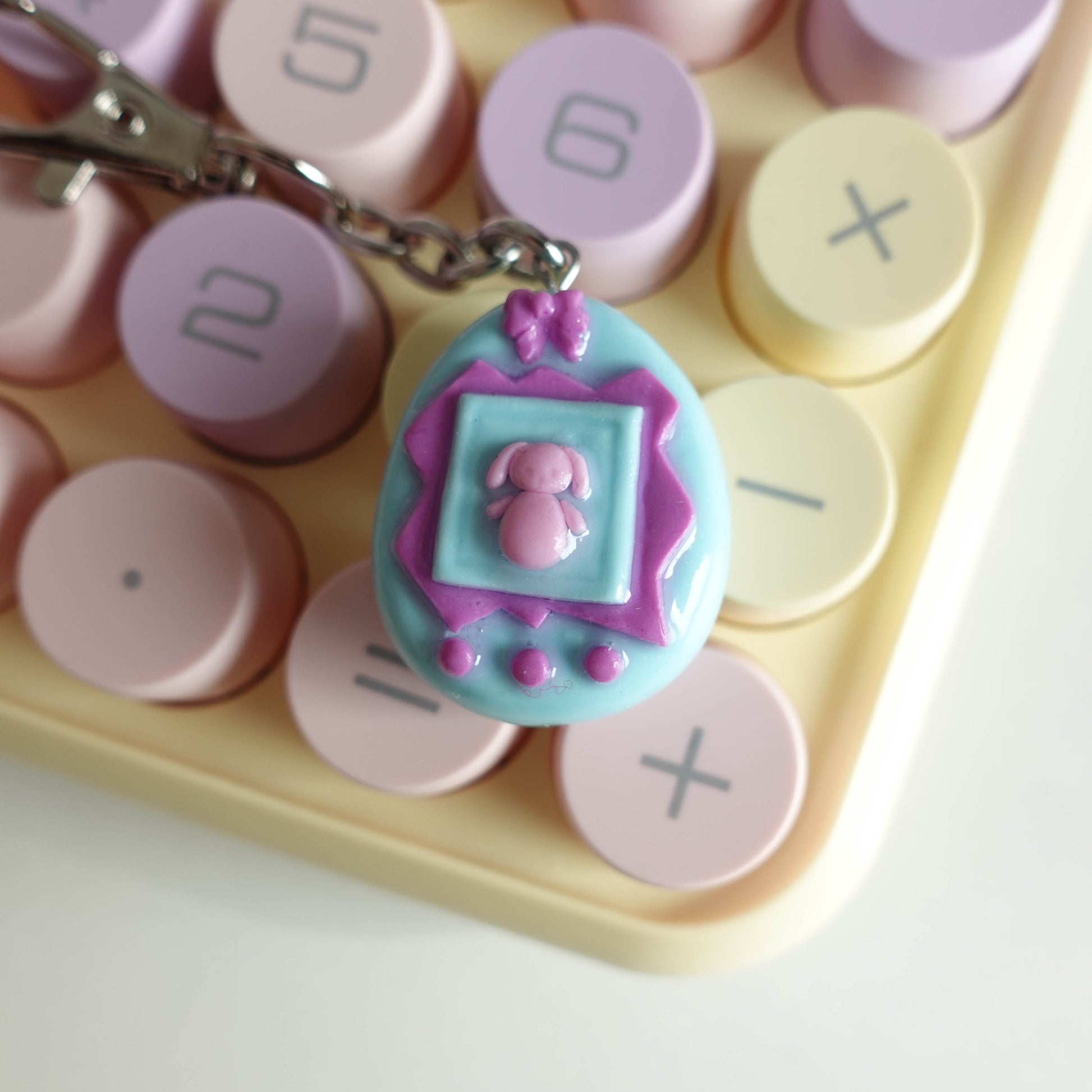 Tamagotchi Keychain from the 90s collection, featuring the iconic virtual pet design, perfect for nostalgic enthusiasts.