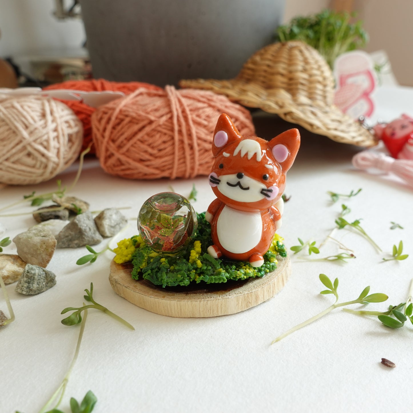 Fox Desk Friend with Globe: Adorable fox-shaped desk ornament holding a miniature globe, adding charm to your workspace.